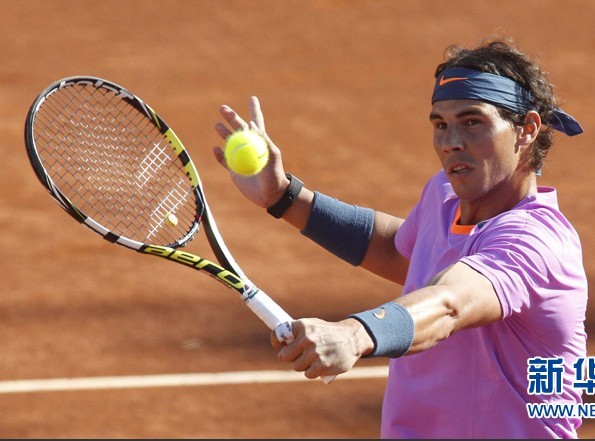  红土之王纳达尔复出首秀，直落三盘轻松晋级次轮  