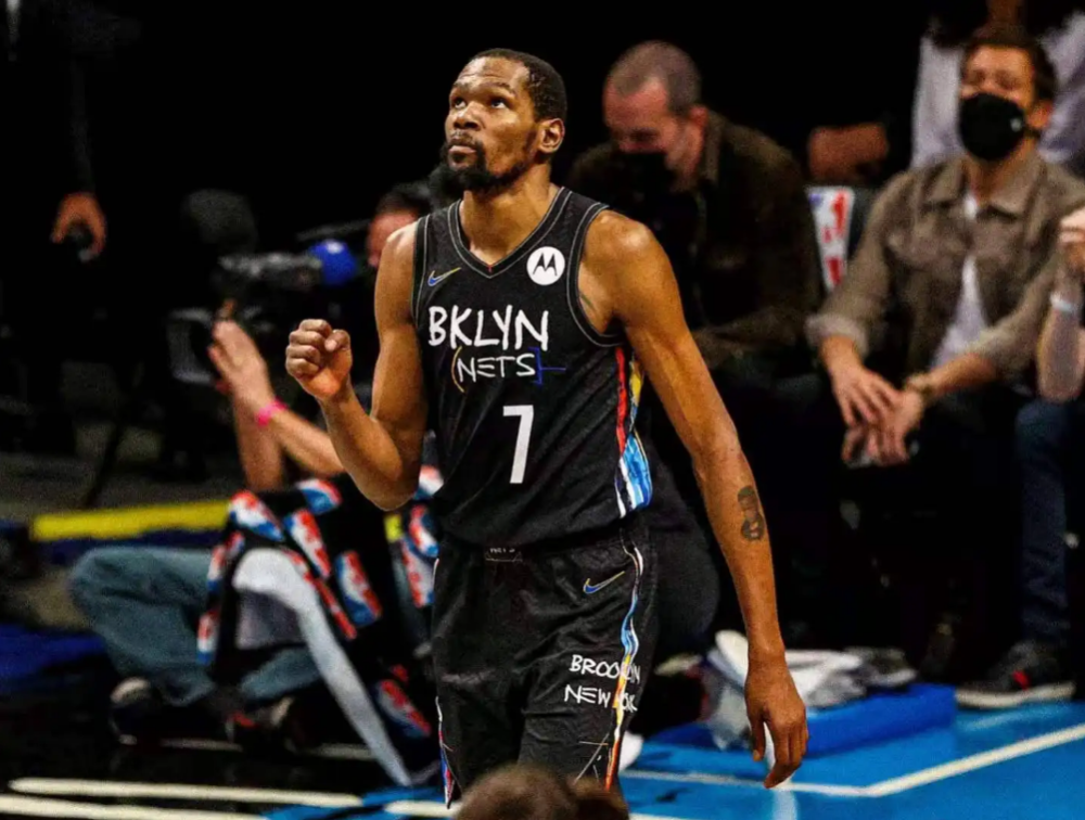  杜兰特关键球命中篮网险胜公牛