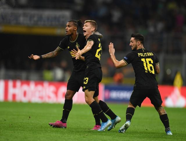  主帅战术调整见效，弱旅逼平领头羊